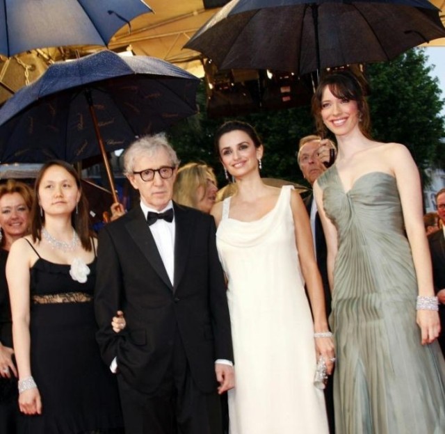 festival-di-cannes-2008-woody-allen-sua-moglie-soon-yi-previn-e-due-protagoniste-di-vicky-cristina-barcelona-penelope-cruz-e-rebecca-hall-60990