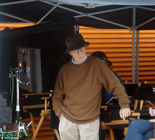 3999684e00000578-3862460-hard_at_work_woody_allen_was_also_spotted_trying_to_keep_dry_and-a-123_1477154472756